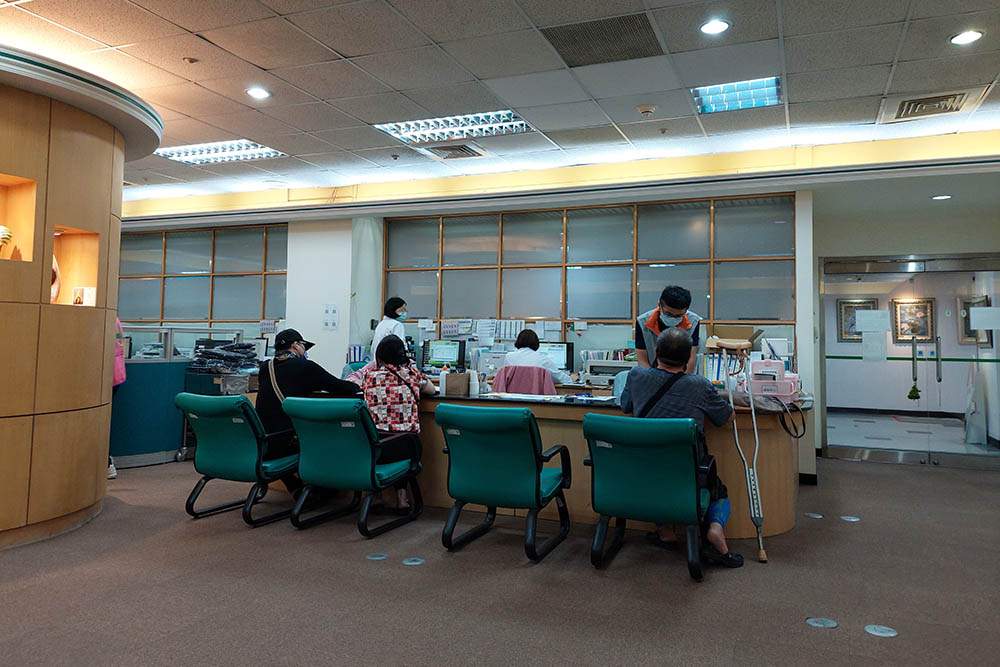 民眾正在健檢中心櫃台填寫自費健檢表單